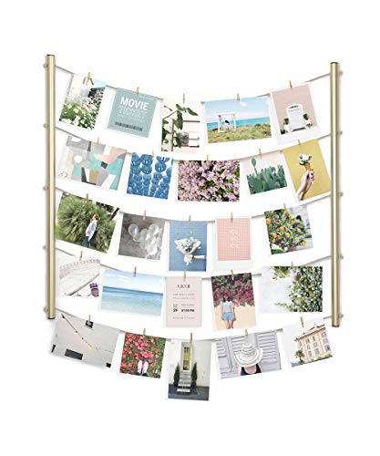 Umbra Hangit Fotowand – Collagenbilderrahmen mit Drahtgarn und Mini Wäscheklammern zum Aufhängen von Fotos, Bildern, Postkarten und Kunst, Mattes Messing von Umbra