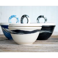 Pinch Bowl, Salzstreuer Deckel, Moderne Schüssel Porzellan, Schwarz Weiß, Rosa Schale, Salzbehälter, Schwarz Verkauf Modernes Salz Schwein von UmmaArte