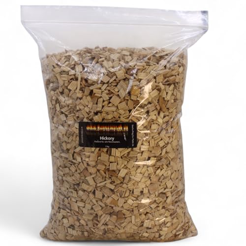 Hickory Woodchips Räucherchips 1000g (ca. 4 Liter) für den Kugelgrill Gasgrill oder Smoker BBQ Körnung (4-10mm) Naturholz aus PEFC-Forstwirtschaft - HACCP-Zertifiziert von www.Smokerholz24.de BBQ Plag