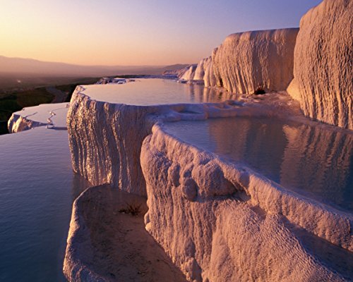 NOUVELLES IMAGES Neue imagesaffiche 24 x 30 cm Becken in Terrasse, Türkei/Terraced Thermal Pools, Turkey von NOUVELLES IMAGES