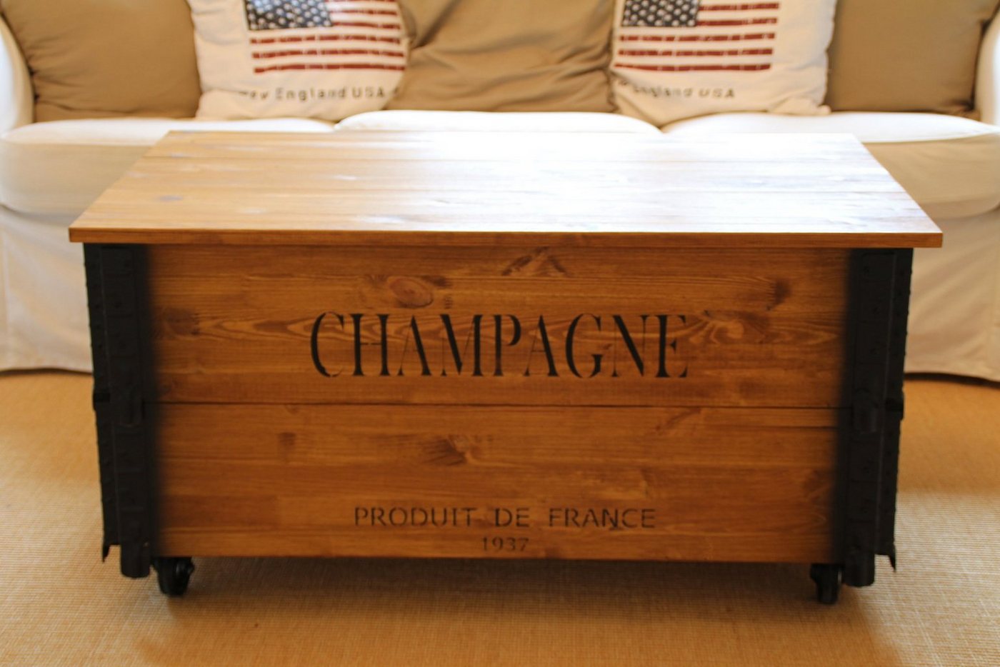 Uncle Joe´s Couchtisch XL Champagne, im Truhen-Design von Uncle Joe´s