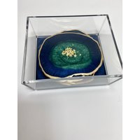 Custom Dark Navy Und Smaragd Resin Geode Untersetzer Mit Halterung, Blau Gold Akzenten, Tolle Einweihungsgeschenke, Realtor, Grad Dorm Geschenke von UncommonArtDecor