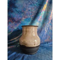 Traditionelle Rustikale Erdfarben Vase, Grau/Braun Gesprenkelter Rand von UnderGroundCeramics