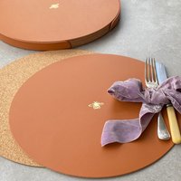 6Er Set Platzsets Aus Recyceltem Leder Mit Bienen Motiv in Der Halterung von UndercoverUK