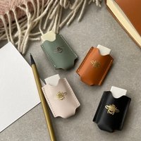 Radiergummi Verpackt in Recyceltem Lederetui Mit Biene Motiv Radiergummi Verpackt in Recyceltem Lederetui Mit Biene Motiv von UndercoverUK