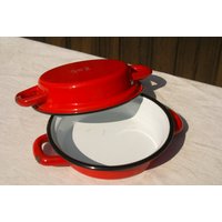 Rote Emaillegeschirr-Auflaufschalen, Paar - Vintage French Campervan Küchengeschirr Rote Emaillegeschirr-Auflaufschalen, Paar - Vintage French Campervan Küchengeschirr von UneChoseFrancaise