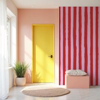 Retro Tapete Dopamin Decor Style - Steifen Gemalt Rosa Rot Vliestapete Maximalistisch Statement Bunt Made in Germany von UnikNordic