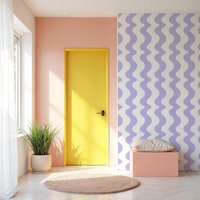 Retro Tapete Dopamin Decor Style - Wellen Streifen Lila Weiß Individuelle Vliestapete Maximalistisch Statement Bunt Made in Germany von UnikNordic