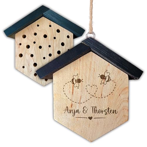 Insektenhotel aus Holz für Verliebte zur Hochzeit mit Namen personalisiert | Bienenhotel mit Bienen + Herz als Geschenk zur Verlobung für Paare | aus Holz von Unikatolo