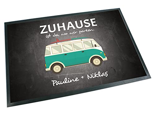 Unikatolo Fußmatte mit Name Camper Van Camping Abenteuer Outdoor individuell Bedruckt Hochzeitsgeschenk Paare Geldgeschenk Reisegutschein (65 x 100 cm) von Unikatolo