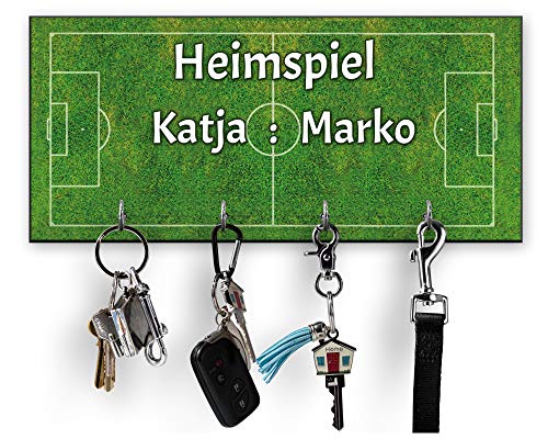 Unikatolo Schlüsselbrett mit Name Fußball Motiv, witziges Geschenk zum Einzug, Schild Spruch, Türschild Familie Wandhaken Wanddekoration Geburtstag Richtfest Hochzeitsgeschenk Trainer Abschied von Unikatolo