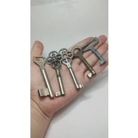 Ein Haufen Alter Schlüssel, Vintage-Schlüssel Aus Metall von UniqueArtGiftStore