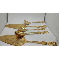 Vintage Kuchenheber Und Löffel Mit Rosenmuster Verziert, Goldener Metalllöffel Tortenheber Set von UniqueArtGiftStore