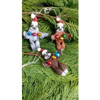 Faultier Weihnachtsschmuck - Weihnachtsbaumschmuck Miniaturfiguren Polymer Clay Jingle Bells von UniqueBoutiqueJasmin