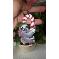 Weihnachtsmann Faultier Christbaumschmuck - Weihnachtsbaumschmuck Miniaturfiguren Faultiere Mit Lollipop Stick Weihnachtsmann Faultier Christbaumschmuck - Weihnachtsbaumschmuck Miniaturfiguren Faultiere Mit Lollipop Stick von UniqueBoutiqueJasmin