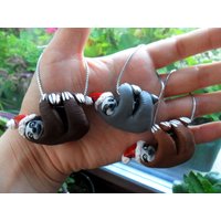 Faultier Weihnachtsschmuck - Weihnachtsbaumschmuck Miniaturfiguren Polymer Clay Faultiere Faultier Weihnachtsschmuck - Weihnachtsbaumschmuck Miniaturfiguren Polymer Clay Faultiere von UniqueBoutiqueJasmin