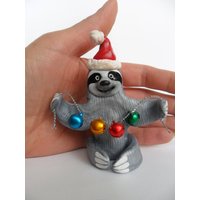 Süße Weihnachts/Geburtstag Kuchen Figur - Winter Faultier Polymer Clay Faultiere Süße Weihnachts/Geburtstag Kuchen Figur - Winter Faultier Polymer Clay Faultiere von UniqueBoutiqueJasmin