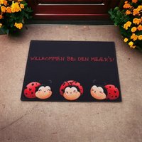 Fußmatte Personalisiert Marienkäfer | Ideal Als Geschenk Für Freunde, Familie Oder Zur Hochzeit Frühlingsdeko Mit Namen Einweihung Fußmatte Personalisiert Marienkäfer | Ideal Als Geschenk Für Freunde, Familie Oder Zur Hochzeit Frühlingsdeko Mit Namen Einweihung von UniqueCarpetsMatten