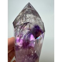 Phantom Amethyst Spitze Mit Regenbogen - 10cm, 223G von UniqueCrystalsZurich