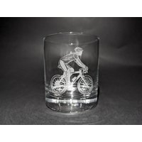 Fahrrad Whisky Glas - Becher Handgravierter Radfahrer Radsport Geschenk Gin Prosecco Bierglas von UniqueGlassEngraving