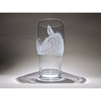 Handgraviertes Bierglas - Segeln Pint Glas Yacht Geschenk Meereswelle Segelboot Auf Einer Welle Gin Prosecco Bier Handgraviertes Bierglas - Segeln Pint Glas Yacht Geschenk Meereswelle Segelboot Auf Einer Welle Gin Prosecco Bier von UniqueGlassEngraving