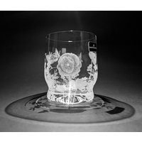 Handgraviertes Blumenwhiskyglas - Wildblumenglas Blumengeschenk Wildblumen Schmetterlinge Blumenbecher Handgravierter Becher von UniqueGlassEngraving