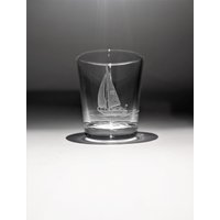 Handgraviertes Segelglas - Yachtglas Segelgeschenke Bootsgeschenke Segelboot Likörglas Schnapsgläser Kristalllikörglas von UniqueGlassEngraving