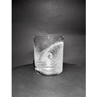 Handgraviertes Wellen-Whiskyglas - Surfglas Surfgeschenk Ozeanwelle Surfer in Einer Welle Wellenbecher Handgravierter Becher von UniqueGlassEngraving