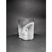 Handgraviertes Wellen-Whiskyglas - Surfglas Surfgeschenk Ozeanwelle Surfer in Einer Welle Wellenbecher Handgravierter Becher Handgraviertes Wellen-Whiskyglas - Surfglas Surfgeschenk Ozeanwelle Surfer in Einer Welle Wellenbecher Handgravierter Becher von UniqueGlassEngraving