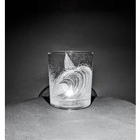 Handgraviertes Wellen-Whiskyglas - Yachtglas Segelgeschenk Ozeanwelle Segelboot Auf Einer Welle Wellenbecher Handgravierter Becher von UniqueGlassEngraving