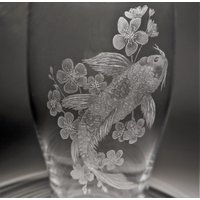 Koi Fisch Pint Glas - Graviertes Und Kirschblüte Personalisiertes Bierglas Weinglas Prosecco von UniqueGlassEngraving