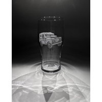 Landrover Pint Glas - Graviertes Serie 2 Personalisiertes Bierglas Weinglas Gin Bierkrug von UniqueGlassEngraving