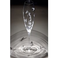 Lavendel Und Schmetterlinge Prosecco Glas - Handgraviertes Champagner Personalisiertes Spezielles Hochzeitsgeschenk von UniqueGlassEngraving