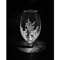 Lily Vase - Hübsche Blumenvase Handgravierte Dartington Kristallvase Schöne Glaskunst Blumengeschenk Kristallgravur Hochzeitsgeschenk von UniqueGlassEngraving