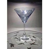 Schmetterlings-Cocktailglas - Lila Cocktailglas Handgraviertes Martini-Glas Personalisiertes Schmetterlingsglas Schmetterlings-Hochzeitsgeschenk von UniqueGlassEngraving