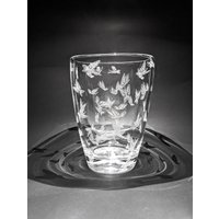 Schmetterlingsvase - Schmetterlinge Handgravierte Vase Schöne Glaskunst Schmetterling Geschenk Schmetterlingsglas Schmetterlingsschwarm Schmetterlingsvase - Schmetterlinge Handgravierte Vase Schöne Glaskunst Schmetterling Geschenk Schmetterlingsglas Schmetterlingsschwarm von UniqueGlassEngraving