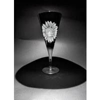 Schwarze Sonnenblume Champagnerglas - Handgraviertes Blumenglas Blumenglaskunst Gravierte Champagnerflöte Schwarzer Champagner Schwarzes Glas von UniqueGlassEngraving