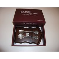 Die Yangju Byoulsandae Maske "The Lucky Tea Spoon" 2Er-Set, Aus Zinn Hergestellt-Sammlerstück" von UniqueVintageandArt