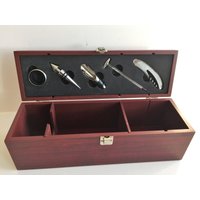 Hölzerner Weinflaschenhalter Mit Zubehör/Schöne Hölzerne Weinflaschenhalter-Box 5 Zubehör-14 "X 5" X 4, 5 "X 5" von UniqueVintageandArt