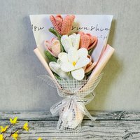 Fertige Häkeln Blumenstrauß Künstliche Tulpe Faux Blume Dekoration Ornamente, Jubiläum Handgemachte Gestrickte Geschenk Für Sie von UniqueWeaveShop