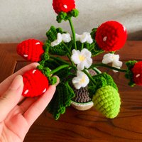 Hand Gehäkelt Erdbeer Topf Ornamente, Unsterbliche Blumen, Einweihungsgeschenk Simulierte Blumen von UniqueWeaveShop