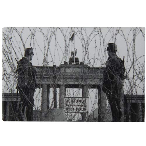 Kühlschrank-Magnet Berlin | Brandenburger Tor mit Stacheldraht | Starker Halt | Foto-Magnet 8 x 5,5 cm | typisches Souvenir von United1871