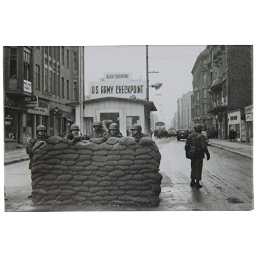 Kühlschrank-Magnet Berlin | US-Armee am Checkpoint Charlie | Starker Halt | Foto-Magnet 8 x 5,5 cm | typisches Souvenir von United1871