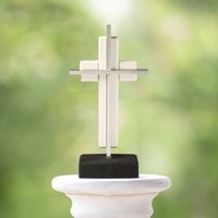 The Unity Cross® Skulptur Für Die Hochzeitszeremonie Aus Perlenweiß Und Gebürstetem Aluminium von UnityCross