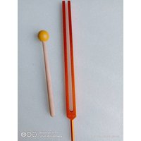 9Th Chakra Low Om 68, 05 Hz Heilung Stimmgabel Goldfarben Mit Tasche Und Holzhammer von Universgodofscience