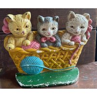 Vintage Kätzchen Im Korb Mit Yard Gemaltem Gusseisen Katzen-Türstopper-Buchstützendekor von UnpredictableFindsUS