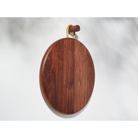Schneidebrett Aus Nussbaum Und Messing - Kurvig Runde Glatte Form von UntitledCoDesign