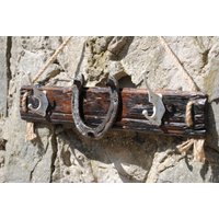 Reclaimed Holzständer | Wandhalterung Garderobe Mit Haken Kleiderbügel Rustikale Handtuchhalterung Eichenholz von UpCraftsStudioDesign