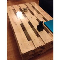 Der "Raw Simplicity" Paletten Couchtisch Der "Raw Simplicity" Paletten Couchtisch von UpcycleDesigner