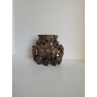 Geschnitzte Braune Speckstein Vase Chrysanthemen Blumen von UpperCrustFinds